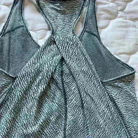 Lululemon tank top scallop texture size small - Picture 7 of 8